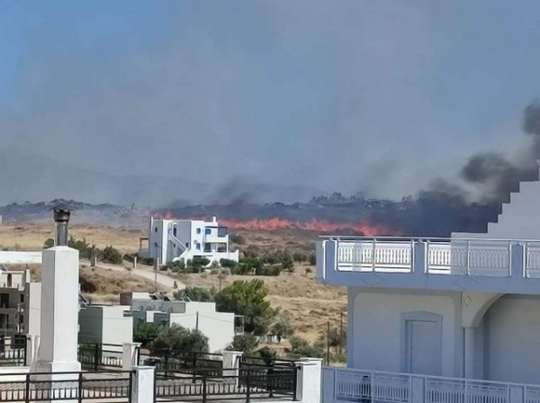 ΚΑΡΥΣΤΟΣ: Φωτιά κοντά σε κατοικημένη περιοχή (φωτό)