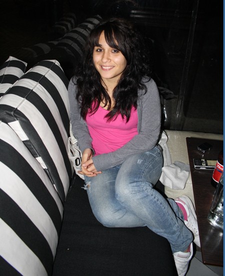 Περιμένει το αγόρι με το ροζ τριαντάφυλλο