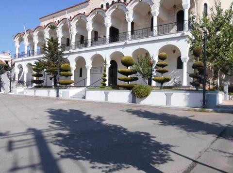 Κομψοτεχνήματα της κηπουρικής έξω από την εκκλησία