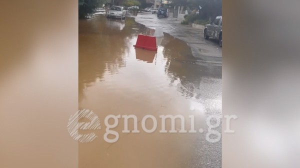 ΑΓΙΟΙ ΑΠΟΣΤΟΛΟΙ-ΠΕΤΡΙΕΣ: Πλημμύρισαν δρόμοι και μαγαζιά (VIDEO)