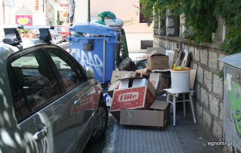 Σκουπιδότοπος έξω από το Εργαστήρι Τέχνης