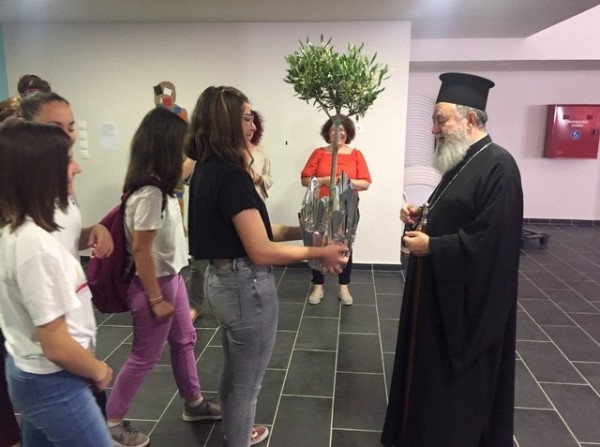 Μαθητές πρόσφεραν μία ελιά στο Μητροπολίτη κ. Χρυσόστομο