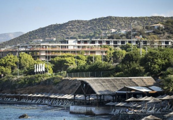 Μπήκε μπουλντόζα για παραλιακά αυθαίρετα στην Ανάβυσσο