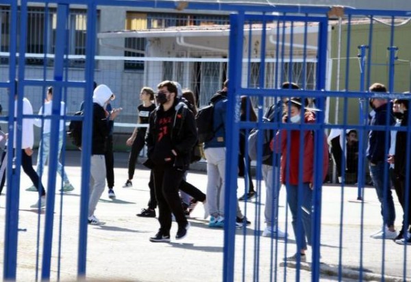 Επεισόδιο με πατέρα μαθητή Λυκείου που αρνήθηκε να κάνει το self test (VIDEO)
