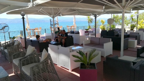 KOUROS CAFE: Σημείο συνάντησης όλες τις ώρες της ημέρας!