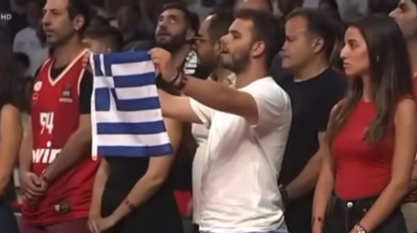 Ο πρόεδρος του ΑΟ Καρύστου Παύλος Αλεξανδρής με ελληνική σημαία στο ΣΕΦ