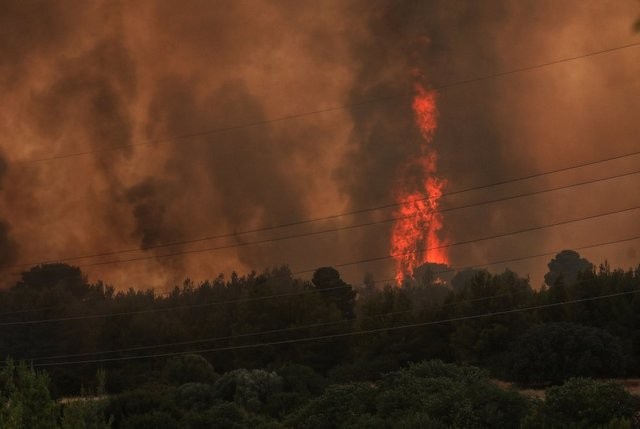 Σε εξέλιξη μεγάλη φωτιά στη Βαρυμπόμπη - Μήνυμα από το 112 (VIDEO)