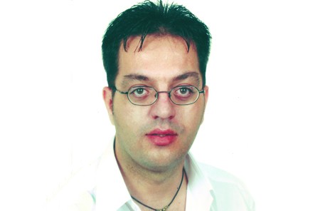 Bολεύτηκε πρώτος στο δημαρχείο