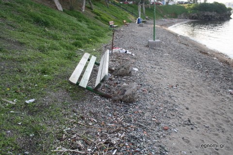 Έπιασε χειμώνας και ...βάρεσε διάλυση η παραλία