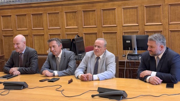 Σε σύσκεψη στη Βουλή ο Θανάσης Ζεμπίλης για τα προβλήματα των επαγγελματιών εστίασης και ψυχαγωγίας