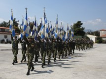 Mόνο οι σημαίες ψηλά στη γιορτή της Σχολής Πεζικού