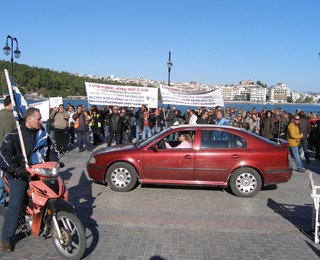 Διαδήλωσαν ταξιτζήδες και δημοτικοί υπάλληλοι