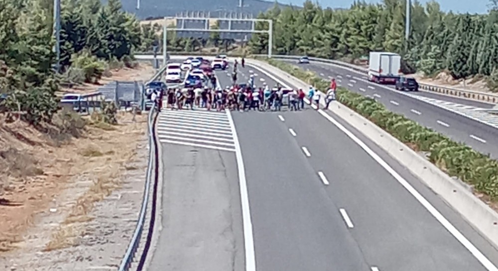 ΛΑΡΚΟ: Απέκλεισαν την εθνική οδό στον κόμβο του Μαρτίνου