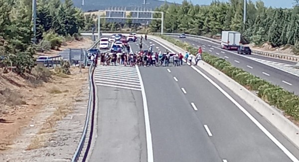 ΛΑΡΚΟ: Απέκλεισαν την εθνική οδό στον κόμβο του Μαρτίνου