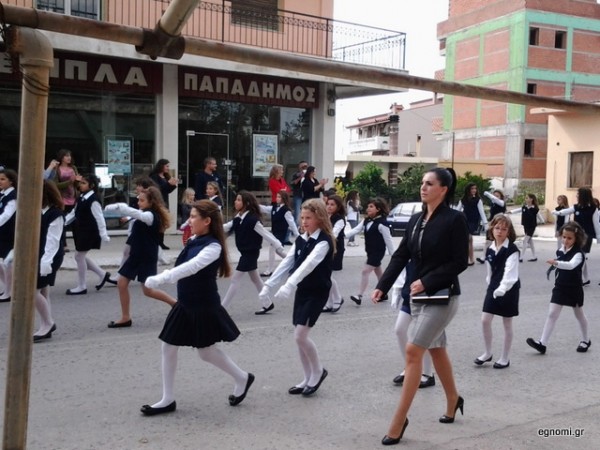 Συνόδευσε τα παιδιά με σοβαρότητα