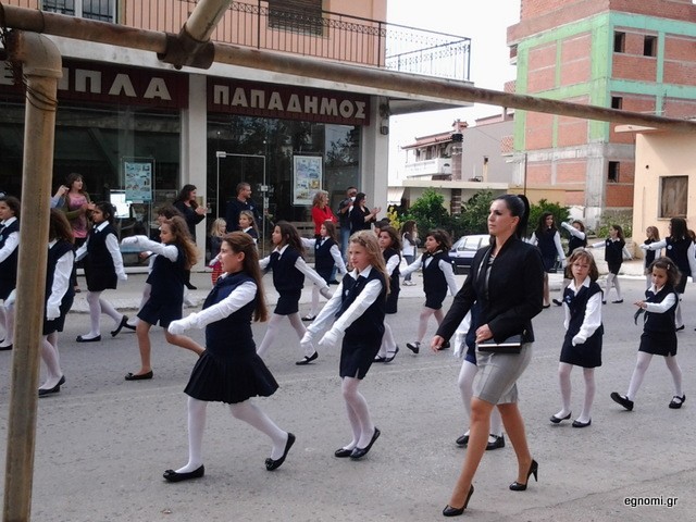 Συνόδευσε τα παιδιά με σοβαρότητα