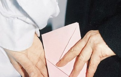 Συνελήφθη Δημοτικός υπάλληλος γιατί πήρε φακελάκι από Αλβανό