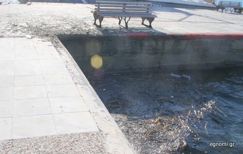 Παγωνιά και πολύ βρωμιά στην παραλία Χαλκίδας