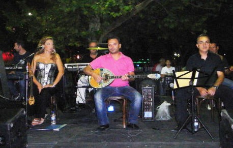 Γλέντι με ορχήστρα και άφθονο κρασί