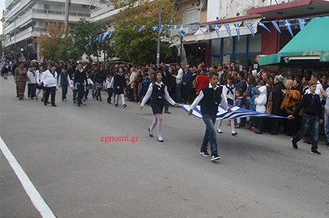 ΠΑΡΕΛΑΣΗ ΔΗΜΟΤΙΚΩΝ ΣΧΟΛΕΙΩΝ ΧΑΛΚΙΔΑΣ: Ζεστάθηκαν από το χειροκρότημα