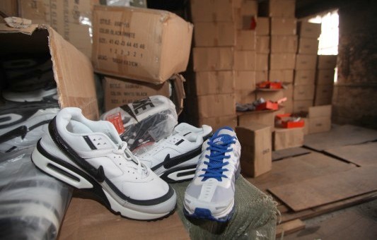 Βρέθηκε αποθήκη με παπούτσια-μαϊμού