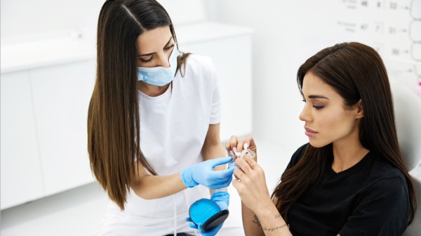 Σιδεράκια ή διαφανείς νάρθηκες; Ο σύγχρονος οδηγός για μικρούς και μεγάλους από τη Φαίδρα Φαρράν