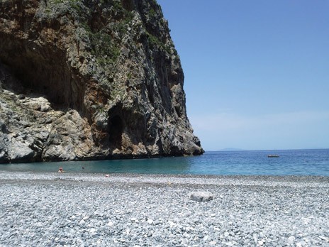 Κατασχέθηκε πλοίο γεμάτο λαθραία τσιγάρα στο Δήμο Διρφύων