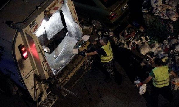 Ακρωτηριάστηκε δημοτικός υπάλληλος - ΙΧ έπεσε πάνω στο απορριμματοφόρο (Video)