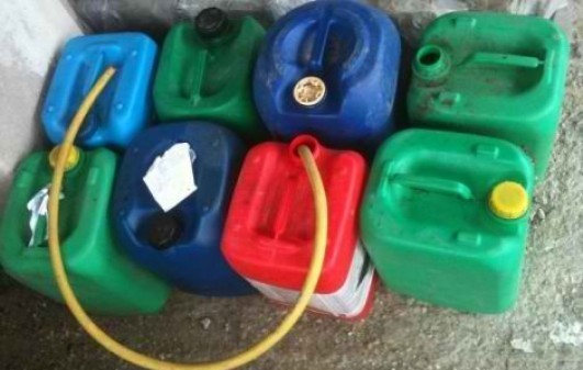 Λύθηκε το μυστήριο με τον τύπο που μάζευε ούρα σε μπιτόνια