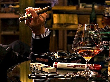 Μπράβο στην κυβέρνηση! Εξαιρεί τα πούρα από την αύξηση των 5 λεπτών