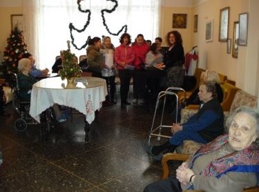 Μοίρασαν χαρά στους ηλικιωμένους