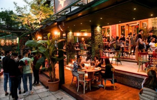 ΣΤΕΡΕΑ ΕΛΛΑΔΑ: Σύλληψη και πρόστιμα σε μεζεδοπωλείο και καφέ-μπαρ γιατί έπαιζαν μουσική