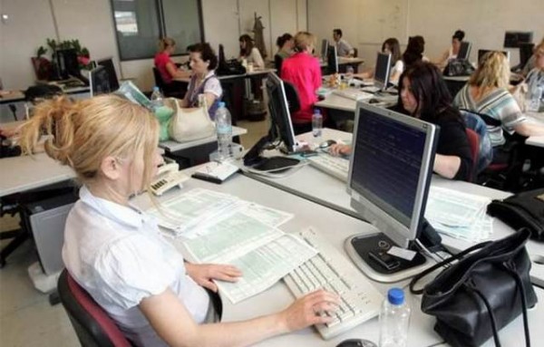 Μειώσεις στους μισθούς του Δημοσίου από το νέο έτος