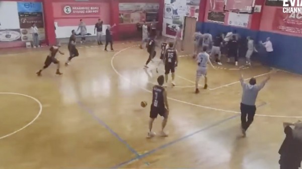 ΞΥΛΟ ΣΤΗΝ ΑΙΔΗΨΟ: Επεσαν μπουνιές στον αγώνα Σύλλας-ΑΕ Καρύστου (Video)