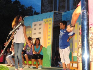 Τα παιδιά χόρευαν δακρυσμένα μέσα στη βροχή