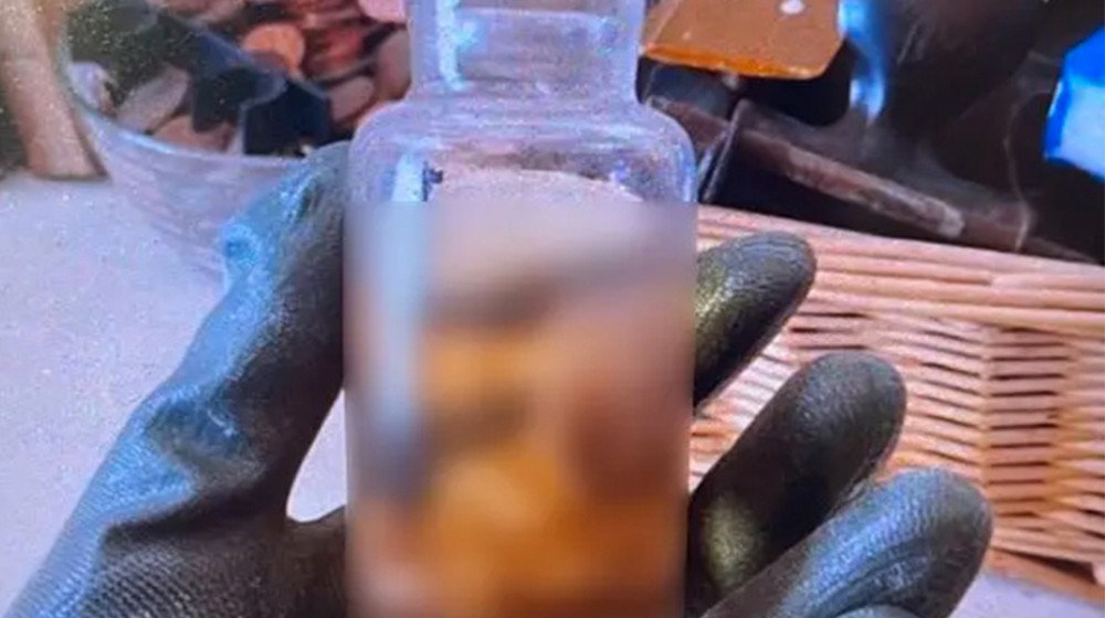 Εμβρυο μέσα σε γυάλινο μπουκάλι εντόπισαν αστυνομικοί σε διαμέρισμα συνταξιούχου οικονομολόγου