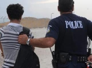 Νεαρός με πλαστά πενηντάευρα