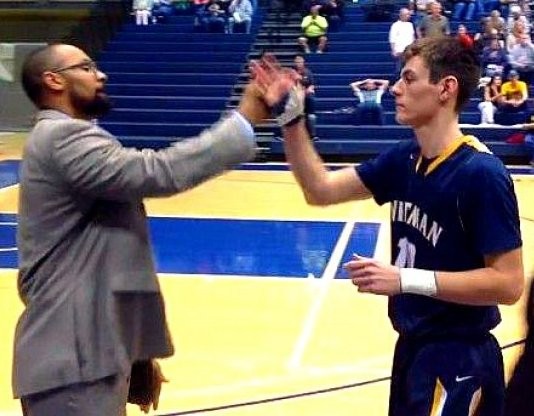 Επικές χειραψίες από προπονητή μπάσκετ... Ελπίζουμε να μην τον μιμηθεί ο Μπρατσιάκος (VIDEO)