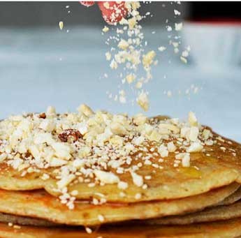 Τηγανίτες με καρύδια, σουσάμι και μέλι