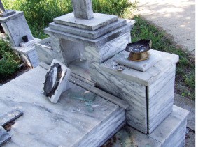 Έκλεψε μπρούτζινα βάζα από το νεκροταφείο Θήβας