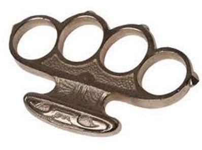 Κυκλοφορούσε με σιδερογροθιά και λοστό