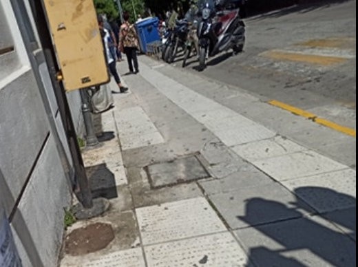 Άσχημη εικόνα σε πεζοδρόμιο κεντρικού δρόμου της Χαλκίδας