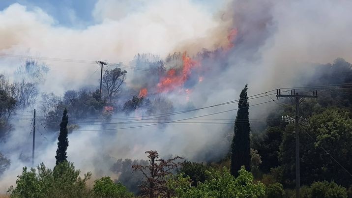 Ξέσπασε φωτιά στον Κάμπο του Αλιβερίου