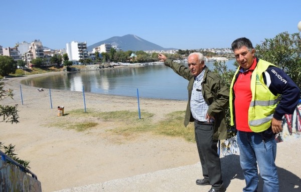 Ο καιρός ζέστανε και ο Δήμος Χαλκιδέων καθαρίζει τις παραλίες της Χαλκίδας