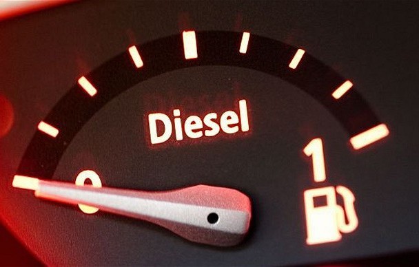 Η κυβέρνηση μελετάει την εξίσωση των φόρων πετρελαίου και βενζίνης