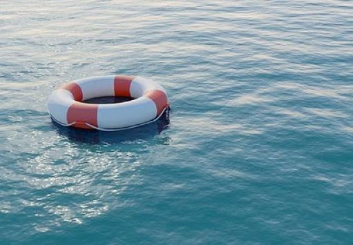 Ένας παπάς στη θάλασσα