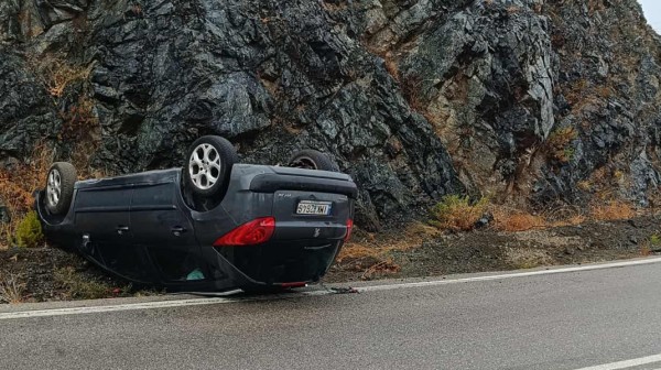 ΚΕΡΑΣΙΑ ΝΗΛΕΩΣ: ΙΧ ντελαπάρισε στη μέση του δρόμου