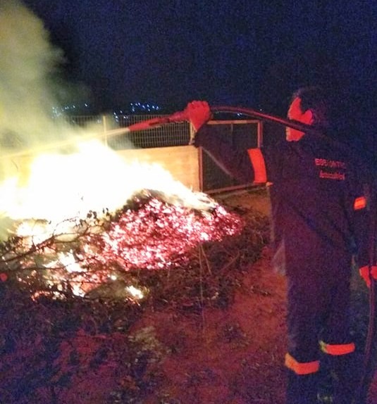 Μαγούλα Ερέτριας: Φωτιά σε πεταμένα κλαδιά