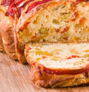 Κέικ αλμυρό με ελιές και πιπεριές