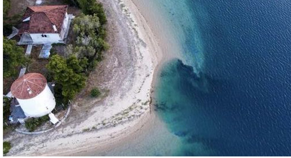 ΚΟΝΤΖΙΑΣ: Η παραλία στο Μύλο των Γιάλτρων υπέστη καθίζηση μετά τον σεισμό στην Αταλάντη (φωτό)